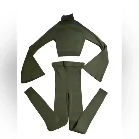 Hera Collection Army Green Ribbed 2 Piece Outfit, Bell sleeves, Never Worn, Sz M - Picture 1 of 4